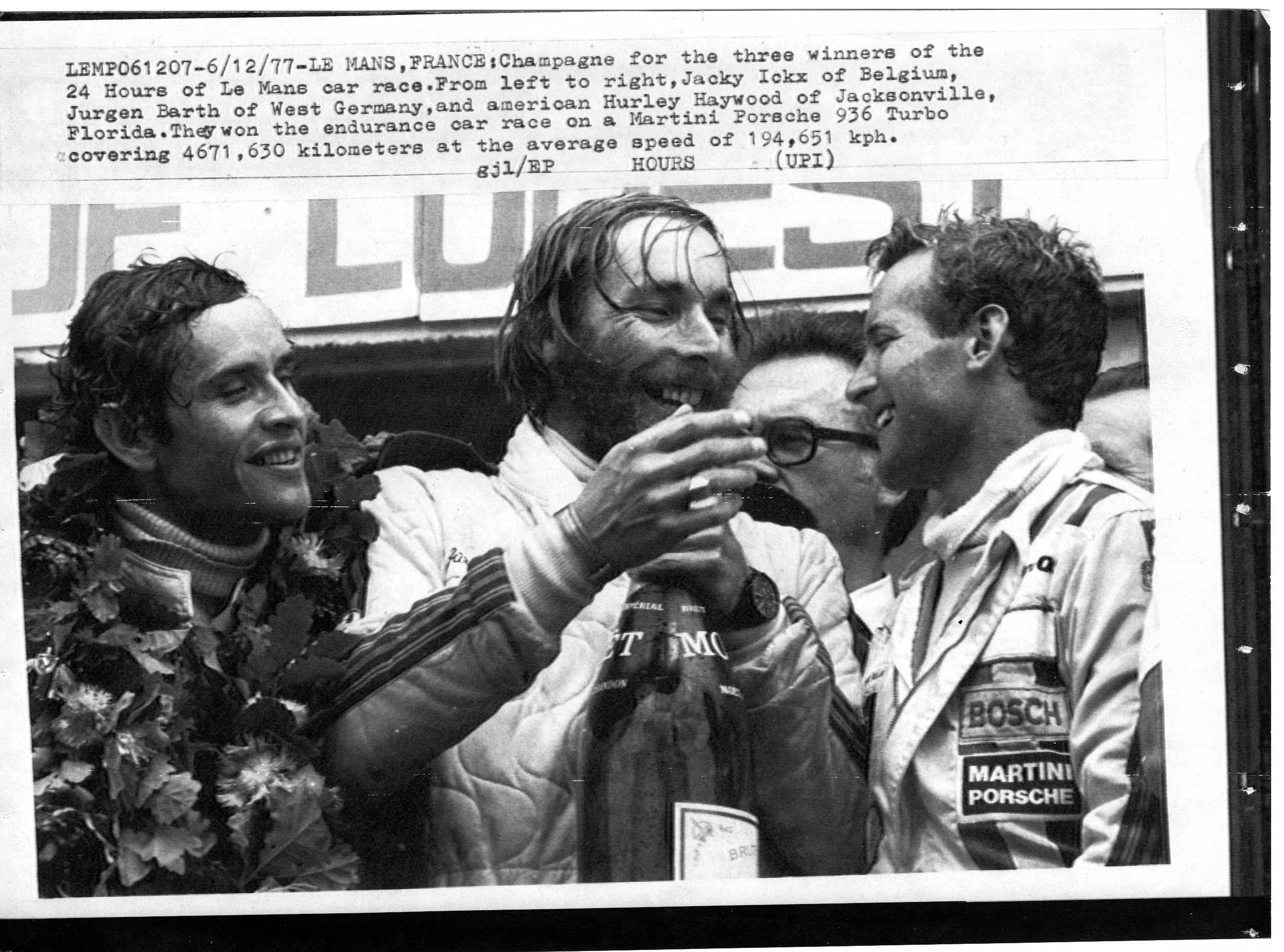 1977 - Podium ganadores 24 Horas de LE Mans - UPI
